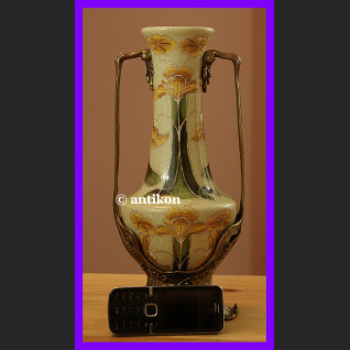 Porcelanowy wazon z żonkilami okuty brązem 