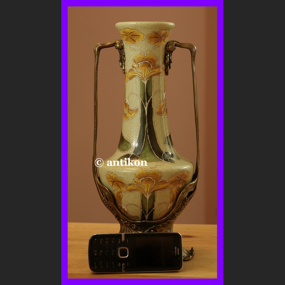 Porcelanowy wazon z żonkilami okuty brązem 