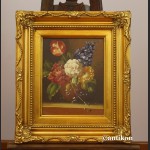 Para obrazów z kwiatami w złotej ramie
