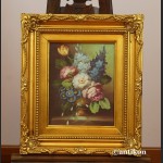 Para obrazów z kwiatami w złotej ramie