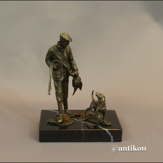 Myśliwy z psem i kaczką rzeźba prezent dla myśliwego 