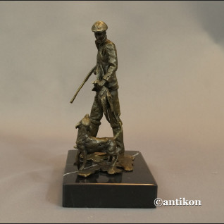 Myśliwy z psem i kaczką rzeźba prezent dla myśliwego Myśliwy z psem i kaczką rzeźba prezent dla myśliwego