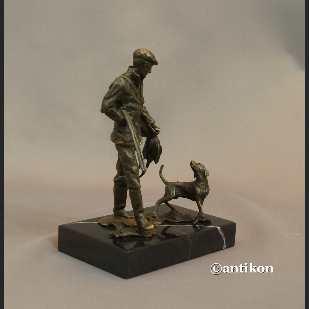 Myśliwy z psem i kaczką rzeźba prezent dla myśliwego Myśliwy z psem i kaczką rzeźba prezent dla myśliwego