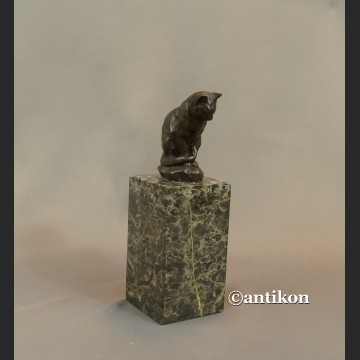 Kot rzeźba z brązu na marmurowym postumencie