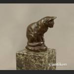 Kot rzeźba z brązu na marmurowym postumencie