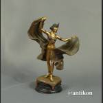 Tancerka rzeźba kobiety w stroju wschodnim złocona