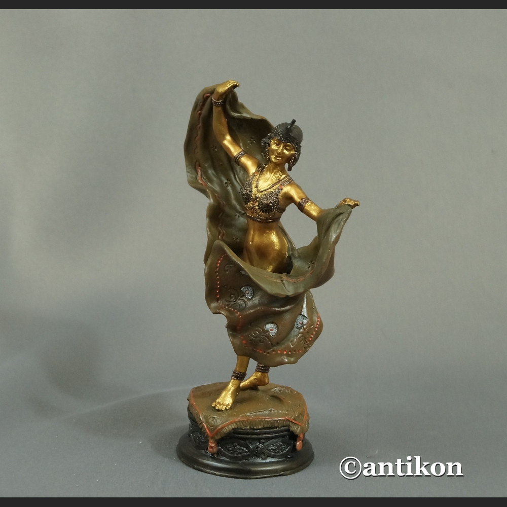 Tancerka rzeźba kobiety w stroju wschodnim złocona 