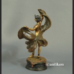 Tancerka rzeźba kobiety w stroju wschodnim złocona