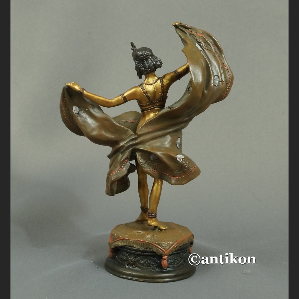 Tancerka rzeźba kobiety w stroju wschodnim złocona 