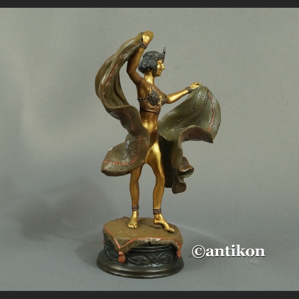 Tancerka rzeźba kobiety w stroju wschodnim złocona 