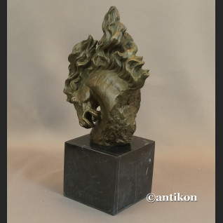 Koń z rozwianą grzywą rzeźba z brązu 