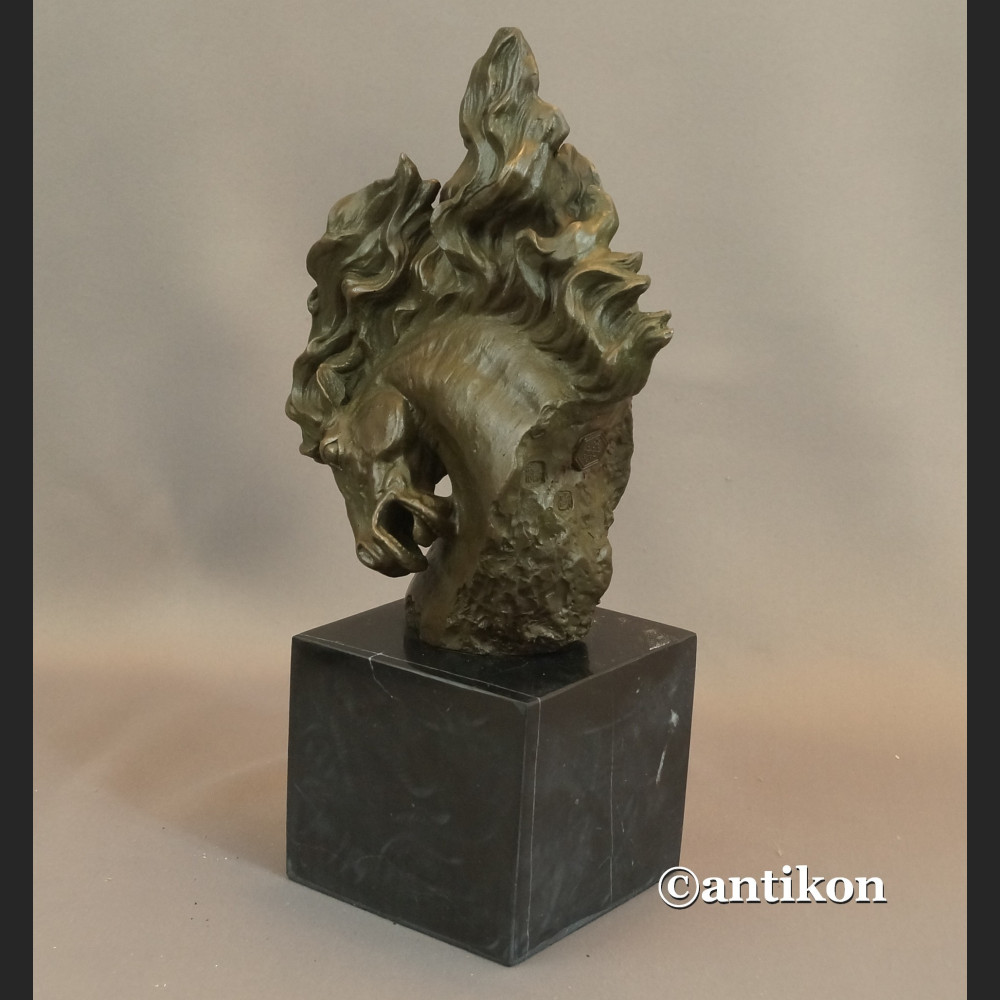 Koń z rozwianą grzywą rzeźba z brązu 