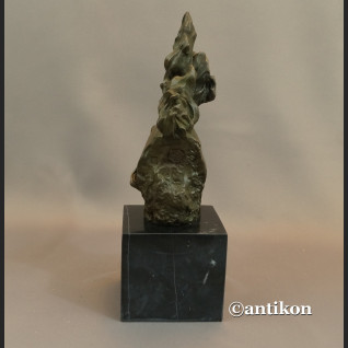 Koń z rozwianą grzywą rzeźba z brązu 