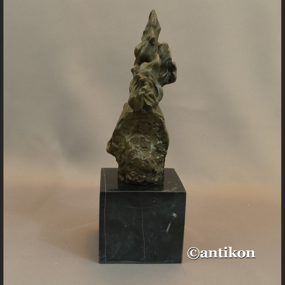 Koń z rozwianą grzywą rzeźba z brązu 