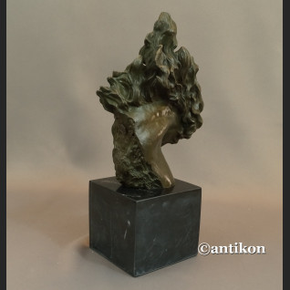 Koń z rozwianą grzywą rzeźba z brązu 