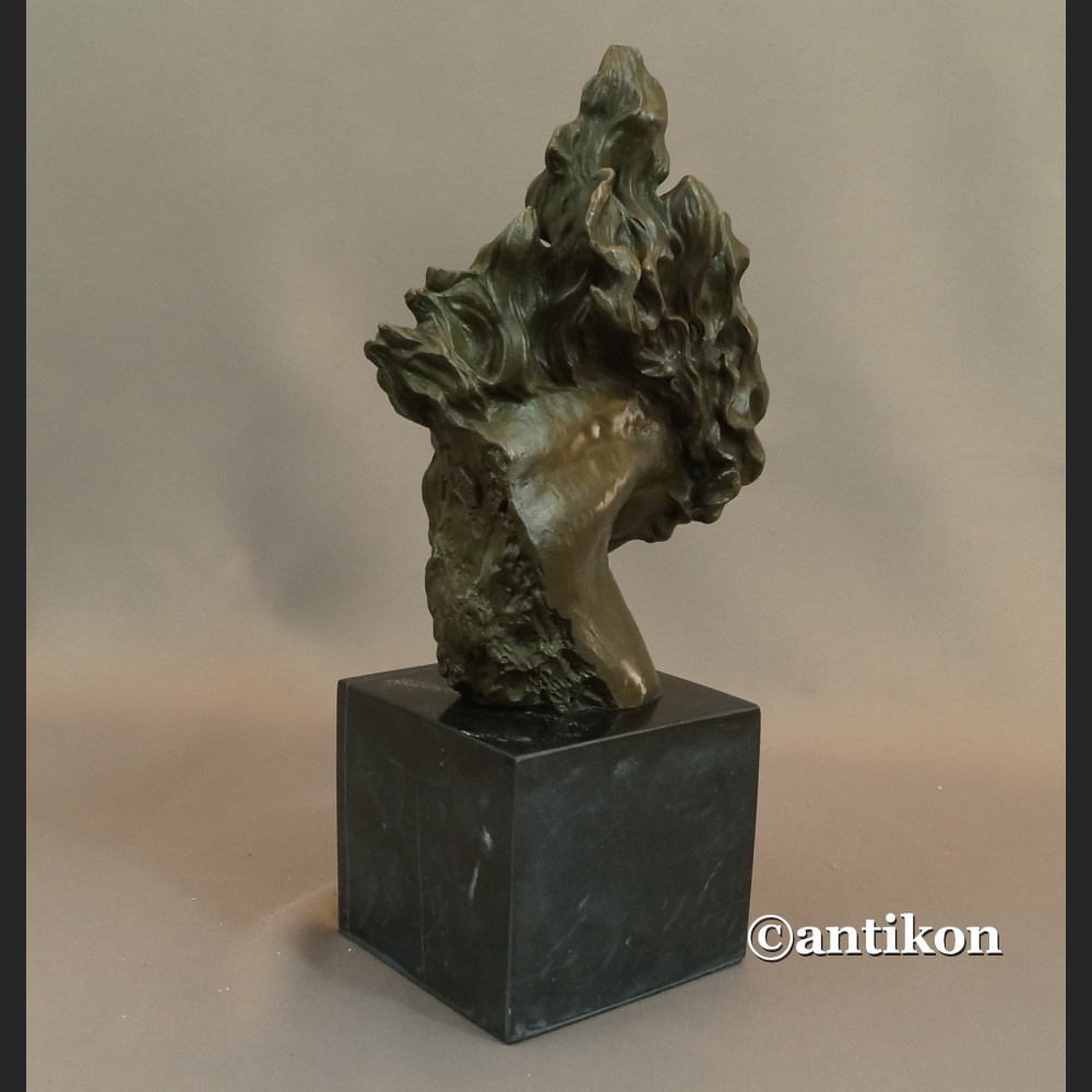 Koń z rozwianą grzywą rzeźba z brązu 