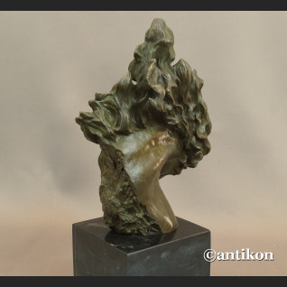 Koń z rozwianą grzywą rzeźba z brązu 