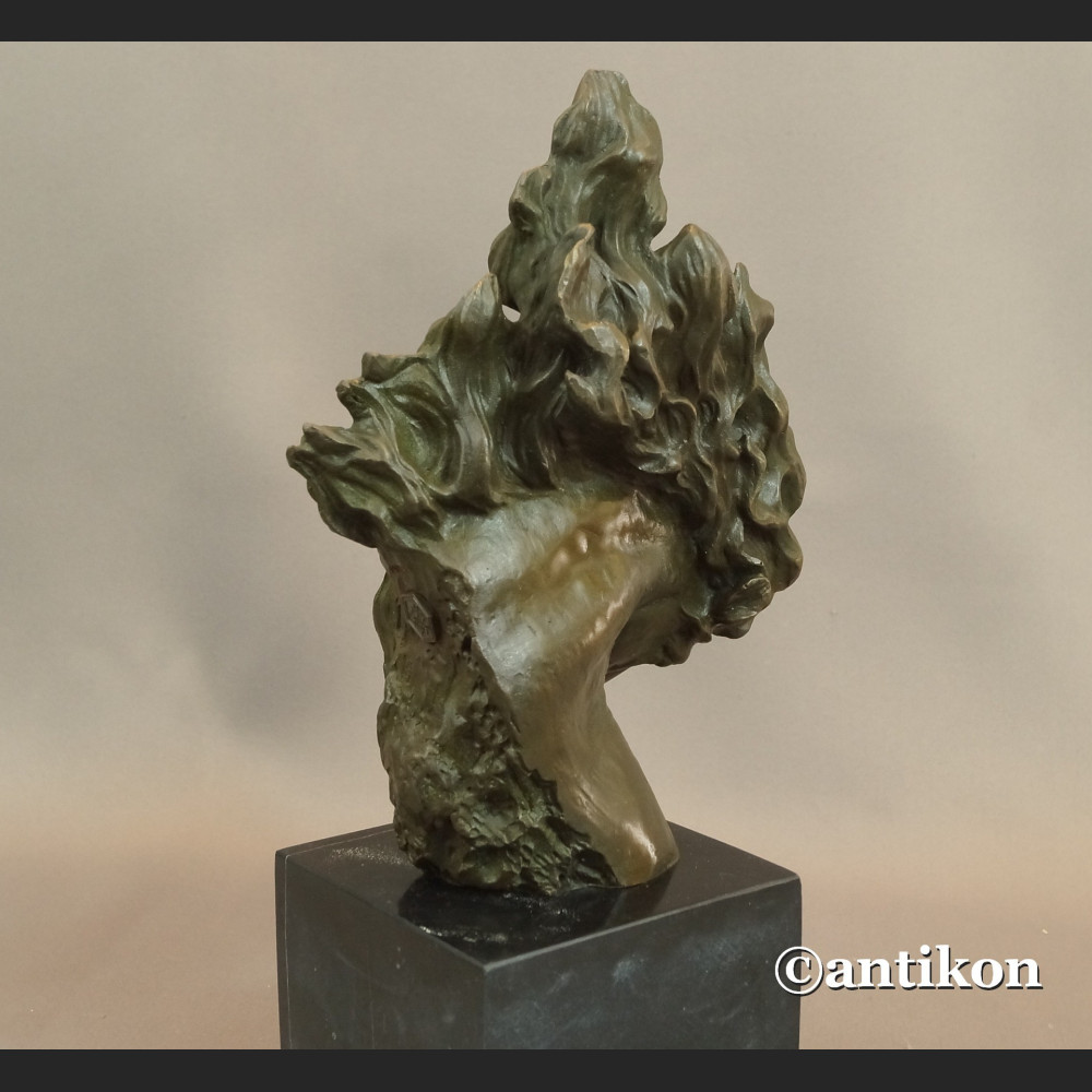 Koń z rozwianą grzywą rzeźba z brązu 