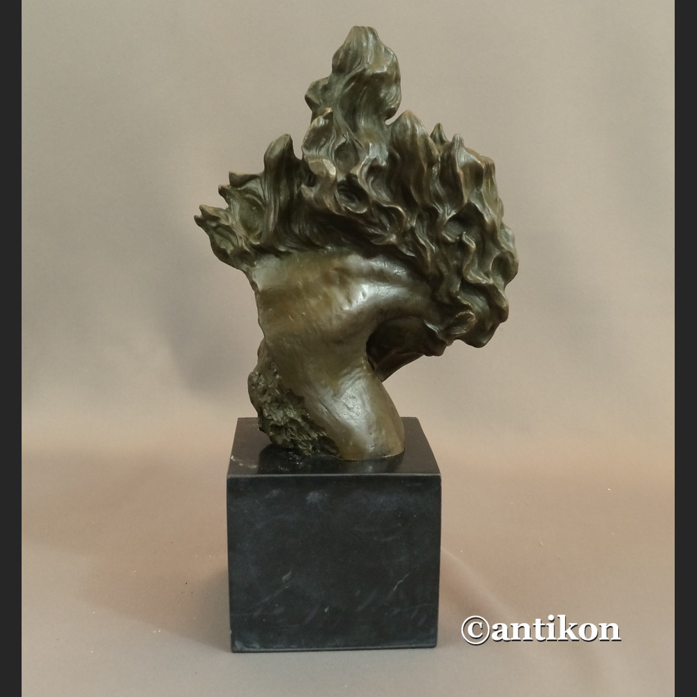 Koń z rozwianą grzywą rzeźba z brązu 