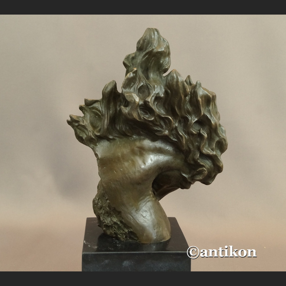 Koń z rozwianą grzywą rzeźba z brązu 