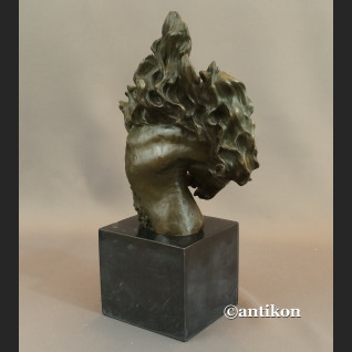 Koń z rozwianą grzywą rzeźba z brązu 