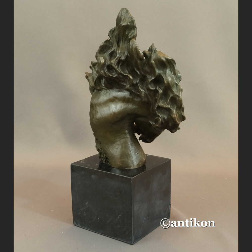 Koń z rozwianą grzywą rzeźba z brązu 