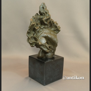 Koń z rozwianą grzywą rzeźba z brązu 