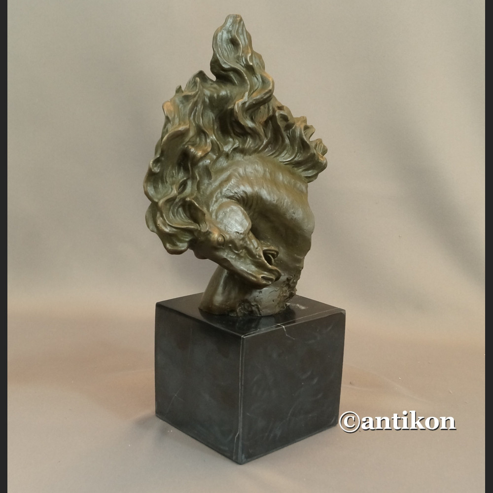 Koń z rozwianą grzywą rzeźba z brązu 