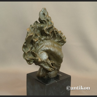 Koń z rozwianą grzywą rzeźba z brązu 