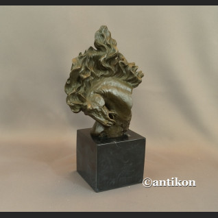 Koń z rozwianą grzywą rzeźba z brązu 