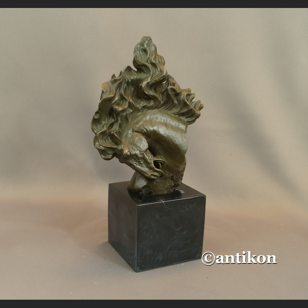 Koń z rozwianą grzywą rzeźba z brązu 