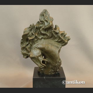 Koń z rozwianą grzywą rzeźba z brązu 