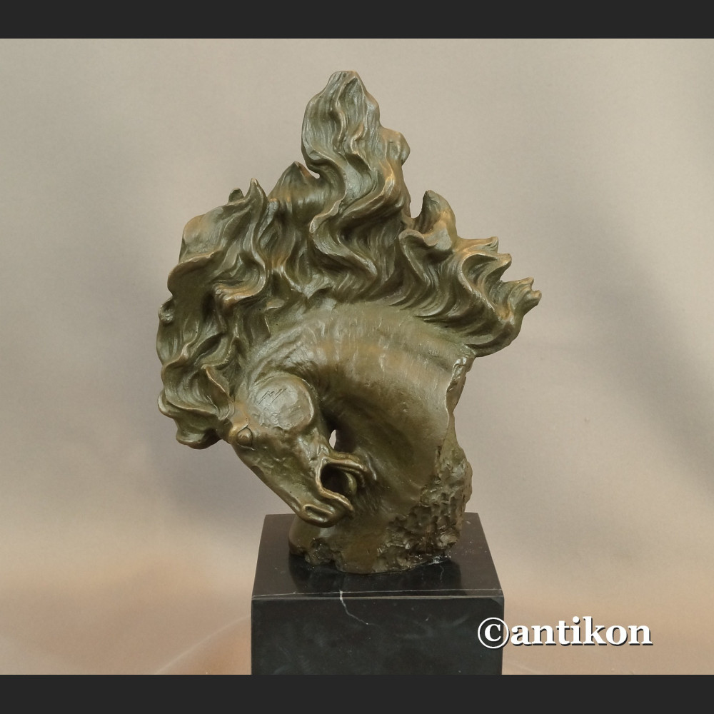 Koń z rozwianą grzywą rzeźba z brązu 