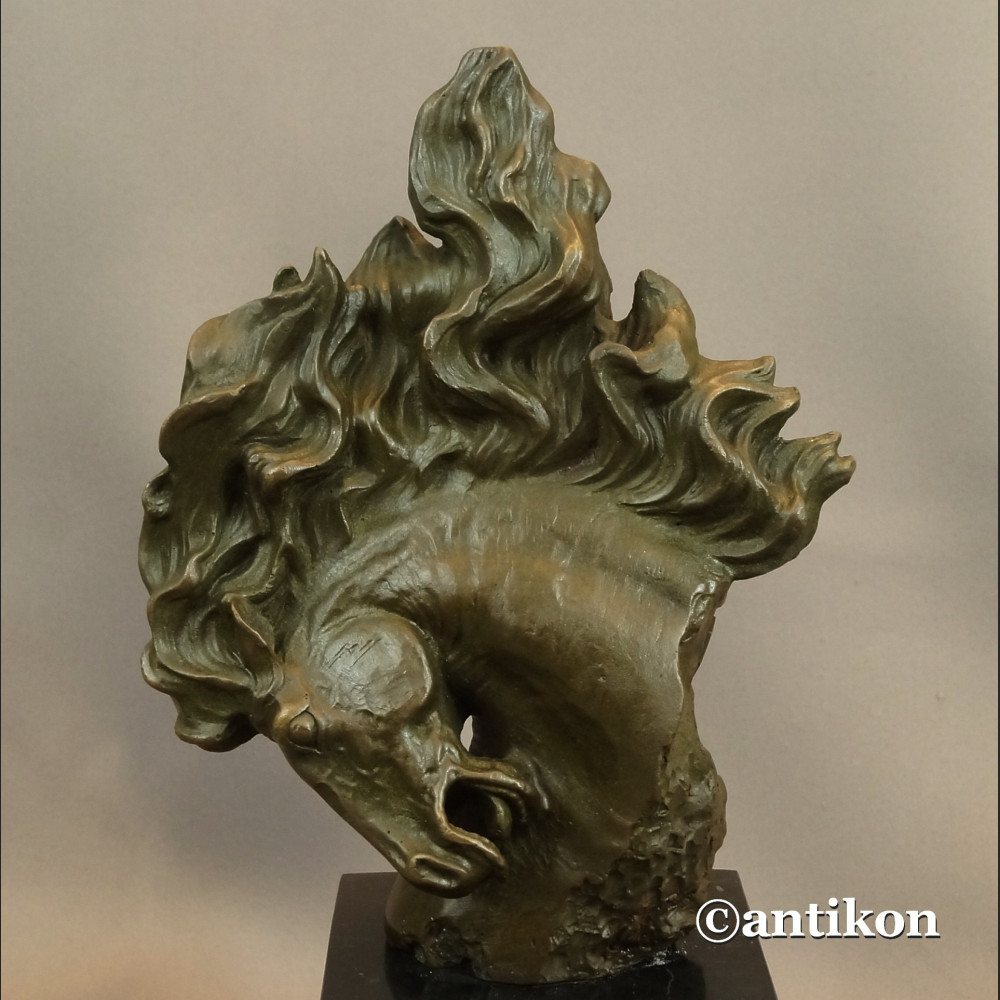 Koń z rozwianą grzywą rzeźba z brązu 