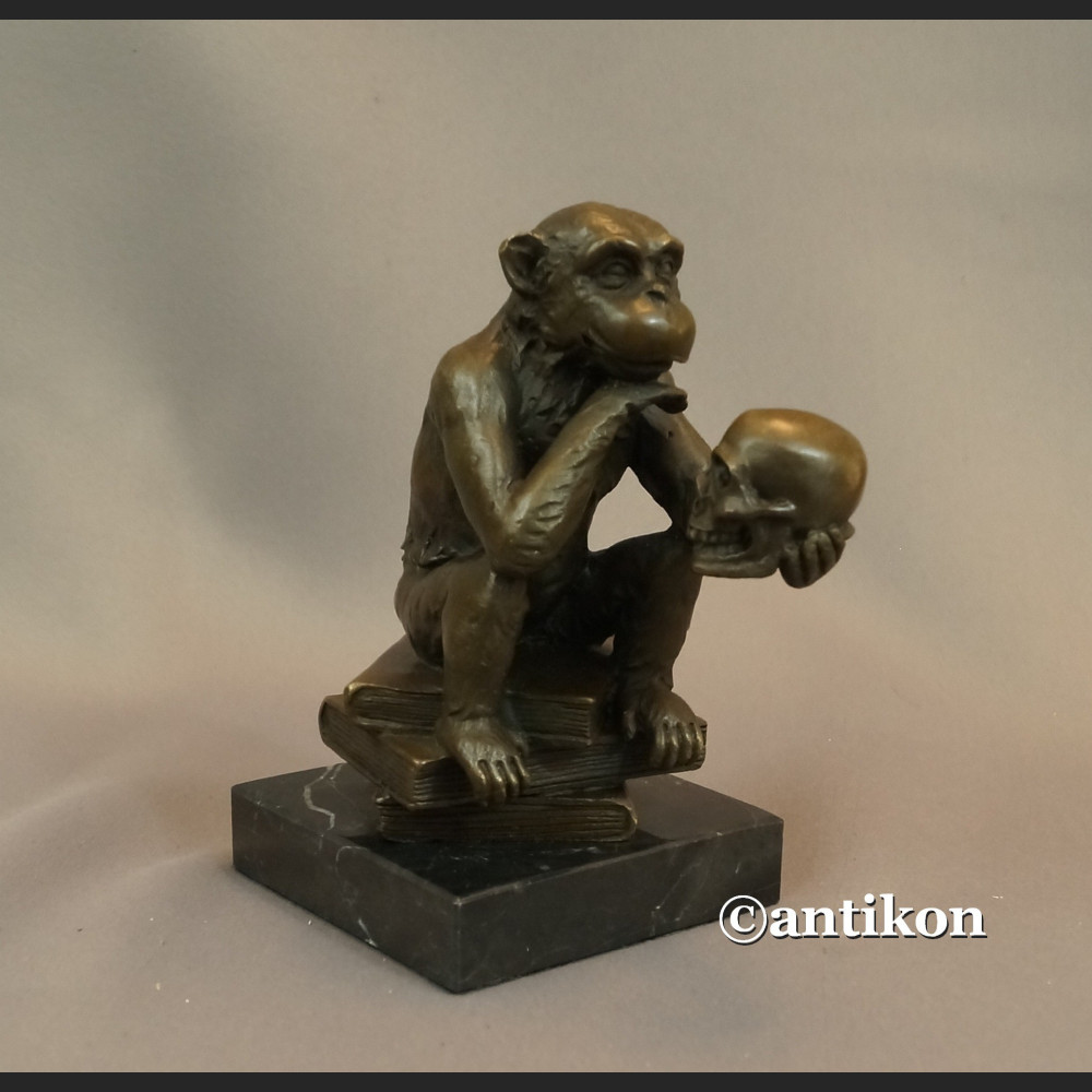 Małpa z czaszką  myśliciel Darwinizm rzeźba 