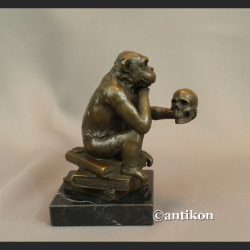 Małpa z czaszką myśliciel Darwinizm niesamowita rzeźba z brązu