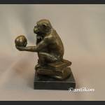 Małpa z czaszką  myśliciel Darwinizm niesamowita rzeźba z brązu