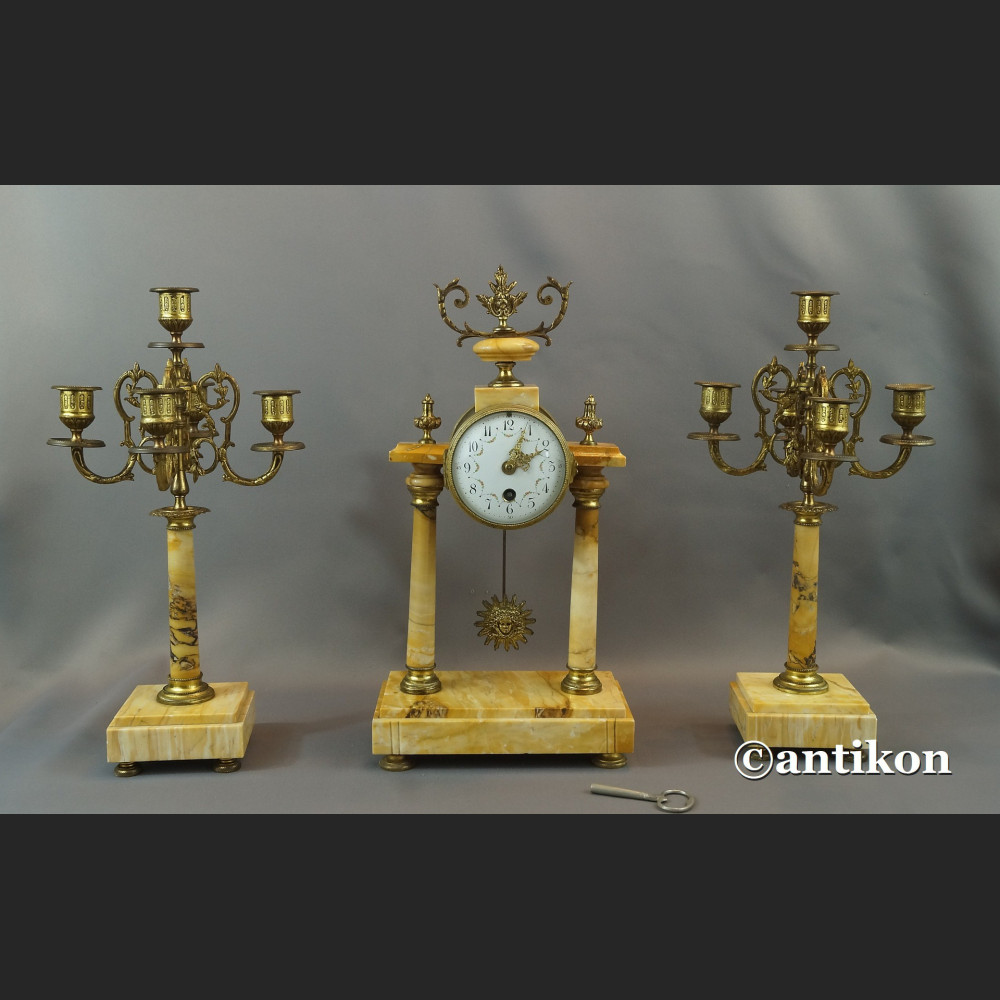 Zegar ze świecznikami z marmuru Zegar ze świecznikami z marmuru