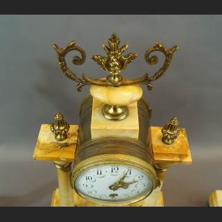 Zegar ze świecznikami z marmuru Zegar ze świecznikami z marmuru