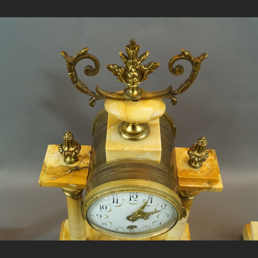 Zegar ze świecznikami z marmuru Zegar ze świecznikami z marmuru