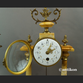 Zegar ze świecznikami z marmuru Zegar ze świecznikami z marmuru