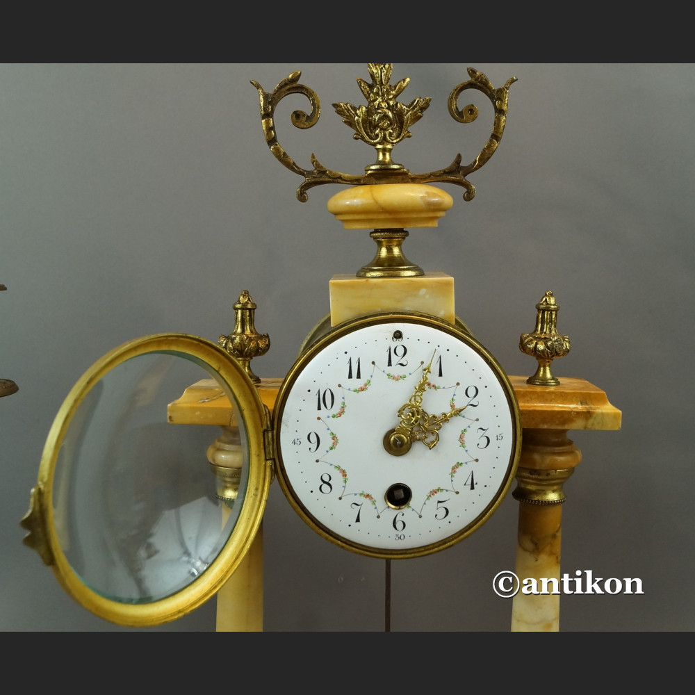 Zegar ze świecznikami z marmuru Zegar ze świecznikami z marmuru