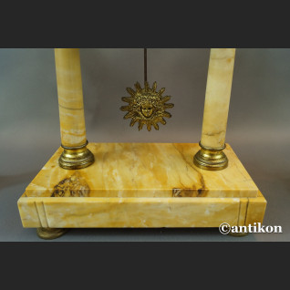 Zegar ze świecznikami z marmuru Zegar ze świecznikami z marmuru