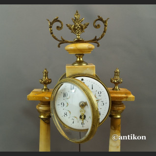 Zegar ze świecznikami z marmuru Zegar ze świecznikami z marmuru