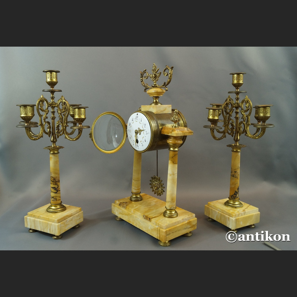 Zegar ze świecznikami z marmuru Zegar ze świecznikami z marmuru