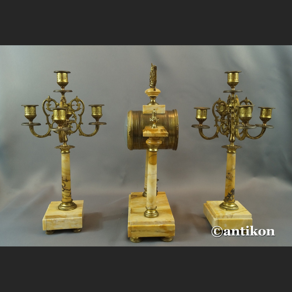 Zegar ze świecznikami z marmuru Zegar ze świecznikami z marmuru