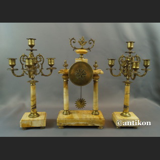 Zegar ze świecznikami z marmuru Zegar ze świecznikami z marmuru