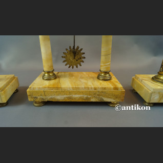 Zegar ze świecznikami z marmuru Zegar ze świecznikami z marmuru