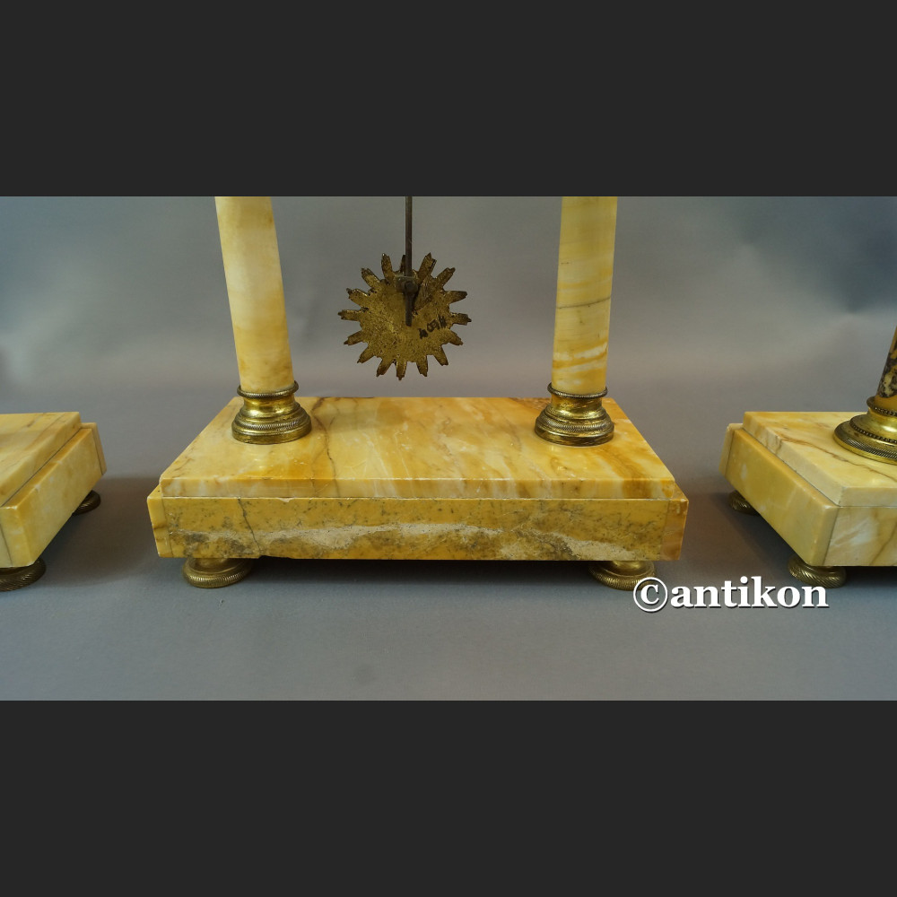 Zegar ze świecznikami z marmuru Zegar ze świecznikami z marmuru