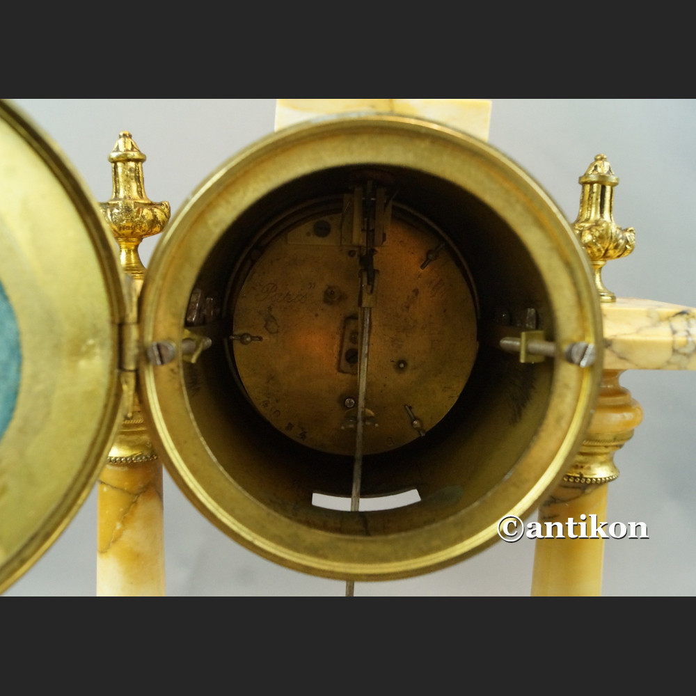 Zegar ze świecznikami z marmuru Zegar ze świecznikami z marmuru